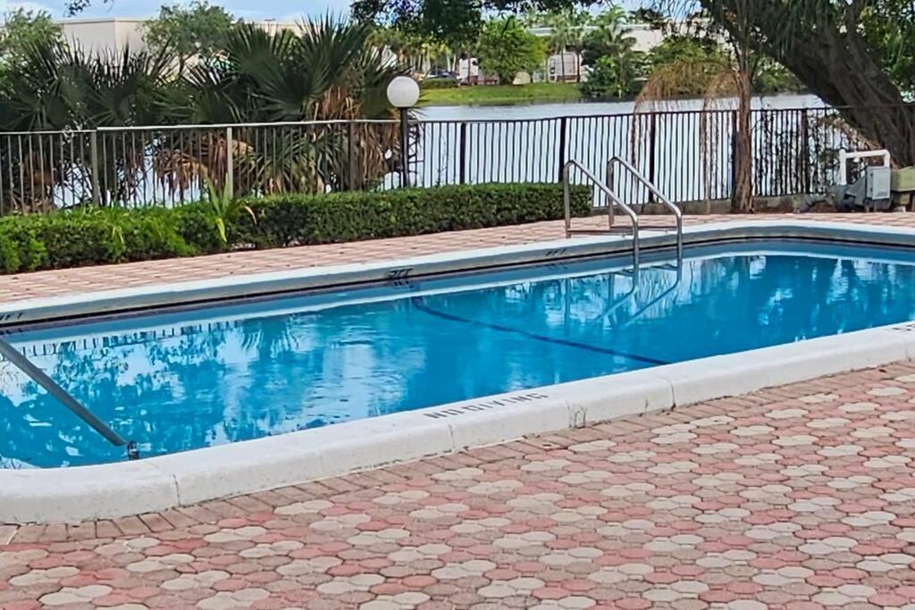 Fully Furnished, Beautiful, Spacious Two Bedroom Condo Lauderhill Dış mekan fotoğraf